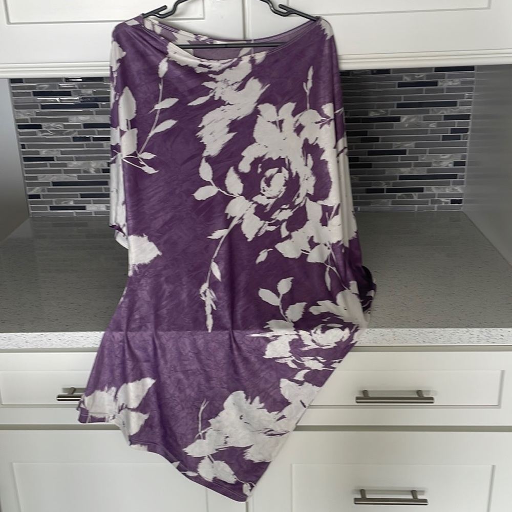Dress with a wide open neck.